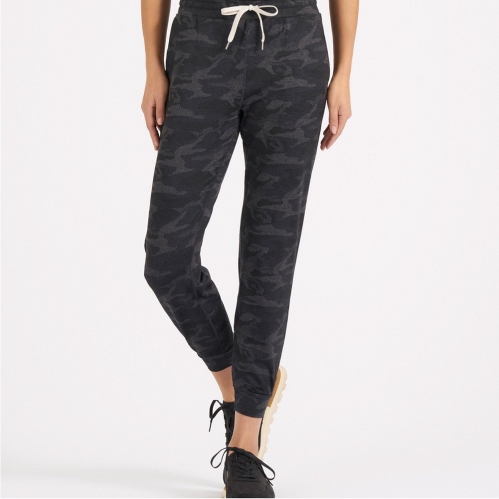 Vuori Performance Jogger | Size Medium
Dark Gray Camouflage